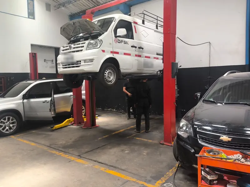 Camioneta de trabajo en elevador durante mantenimiento en Bogotá
