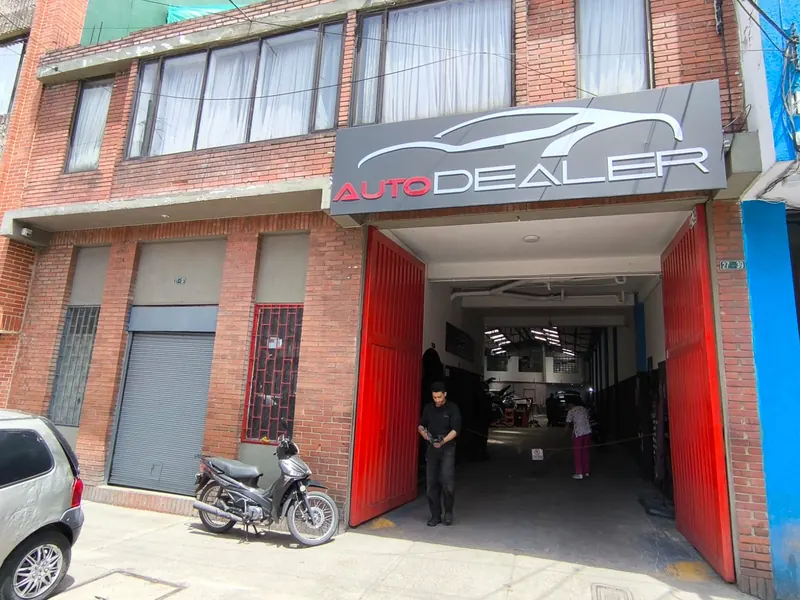 Fachada de la Sede 2 de Bogotá (Calle 63A #27-39), en ladrillo con portones rojos