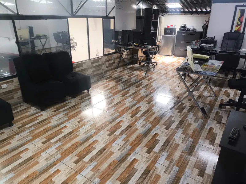Recepción y oficina con piso de madera en la sede Bogotá
