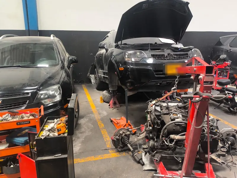 Reparación de motor con grúa de taller en la sede Bogotá