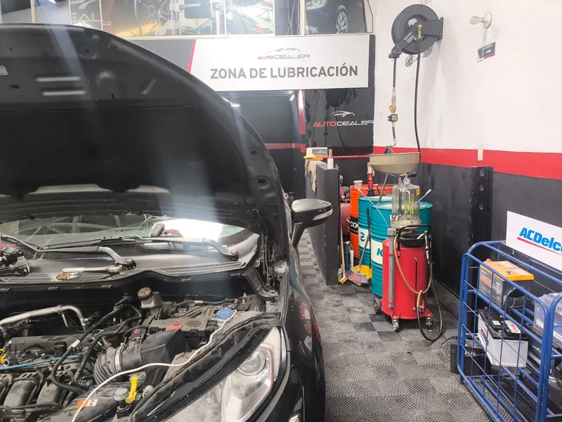 Zona de lubricación con equipos de cambio de aceite en Bogotá