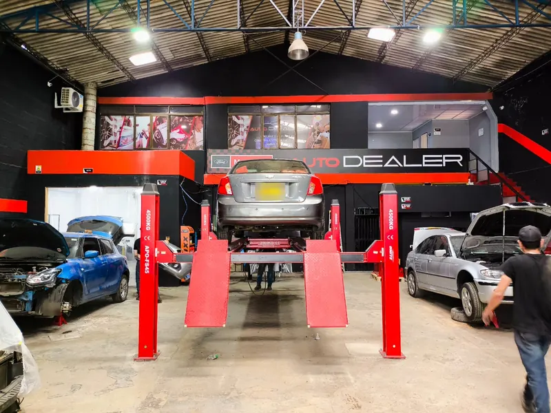Elevador de alineación frente al mezzanine Auto Dealer en Cali