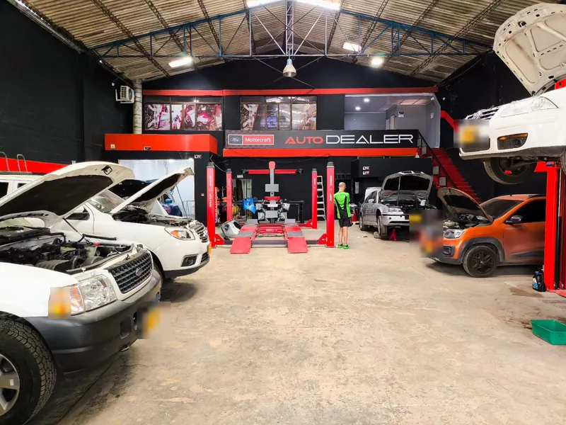 Interior del taller de Cali con zona de elevadores al fondo