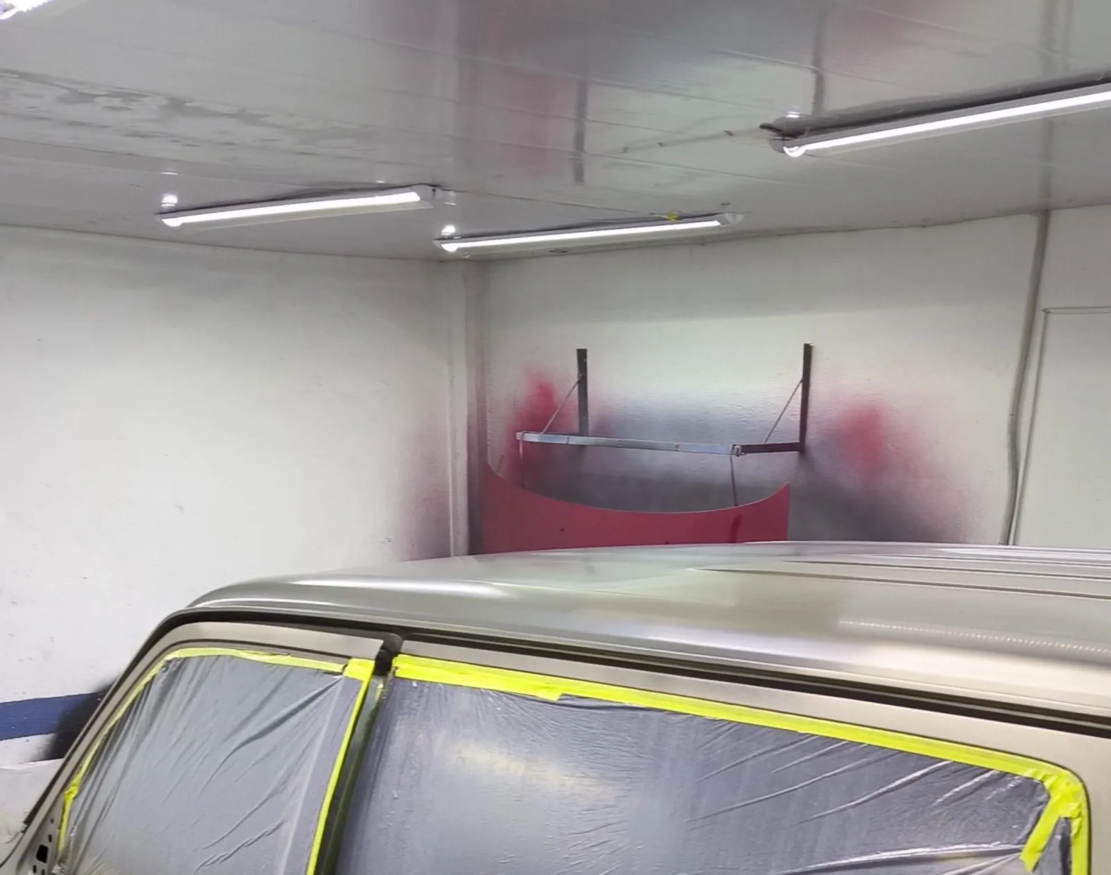 Cabina de pintura y trabajo de latonería